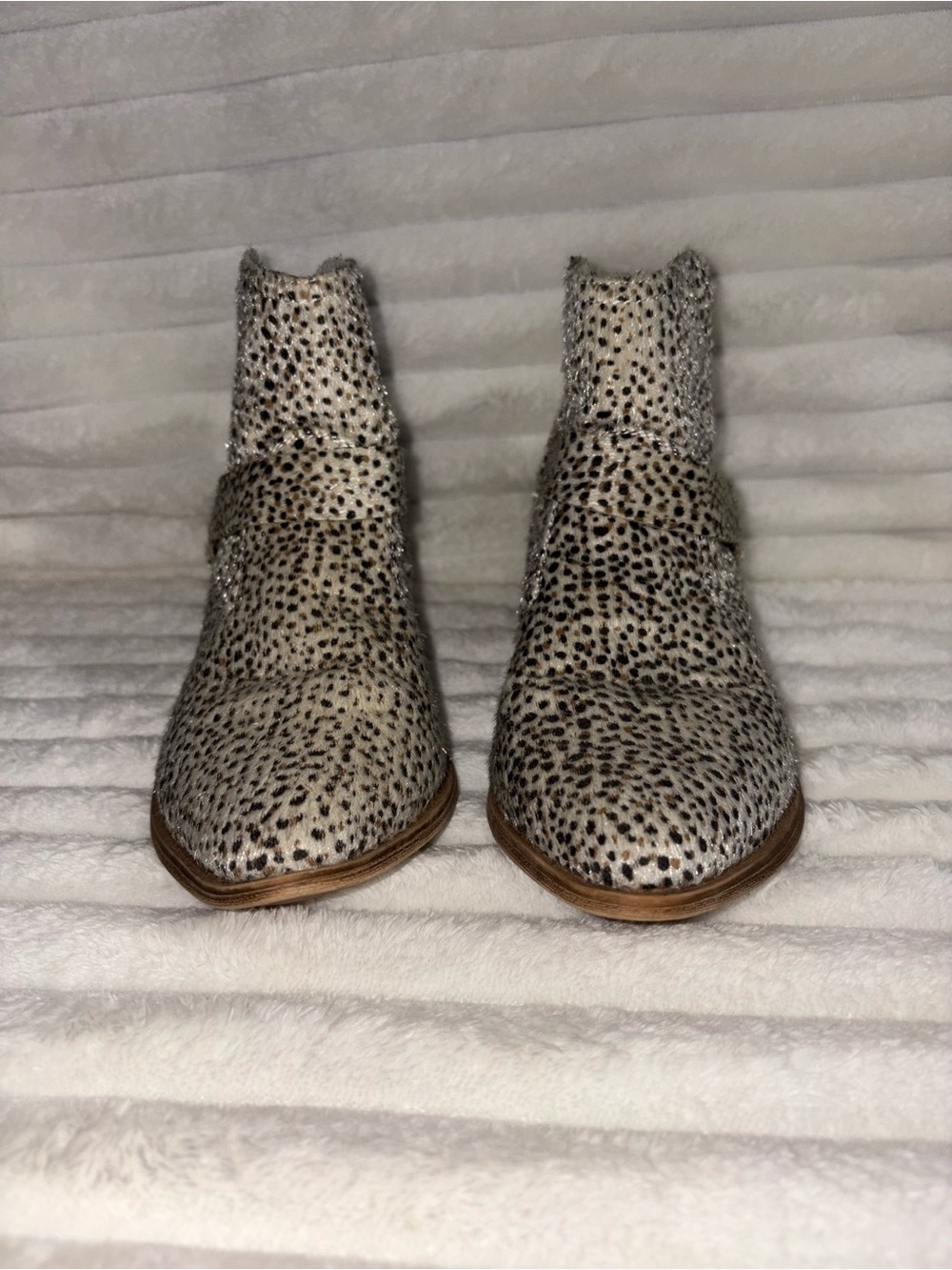 Very G Speckled Ankle Booties in Cream and Black 7.5M
